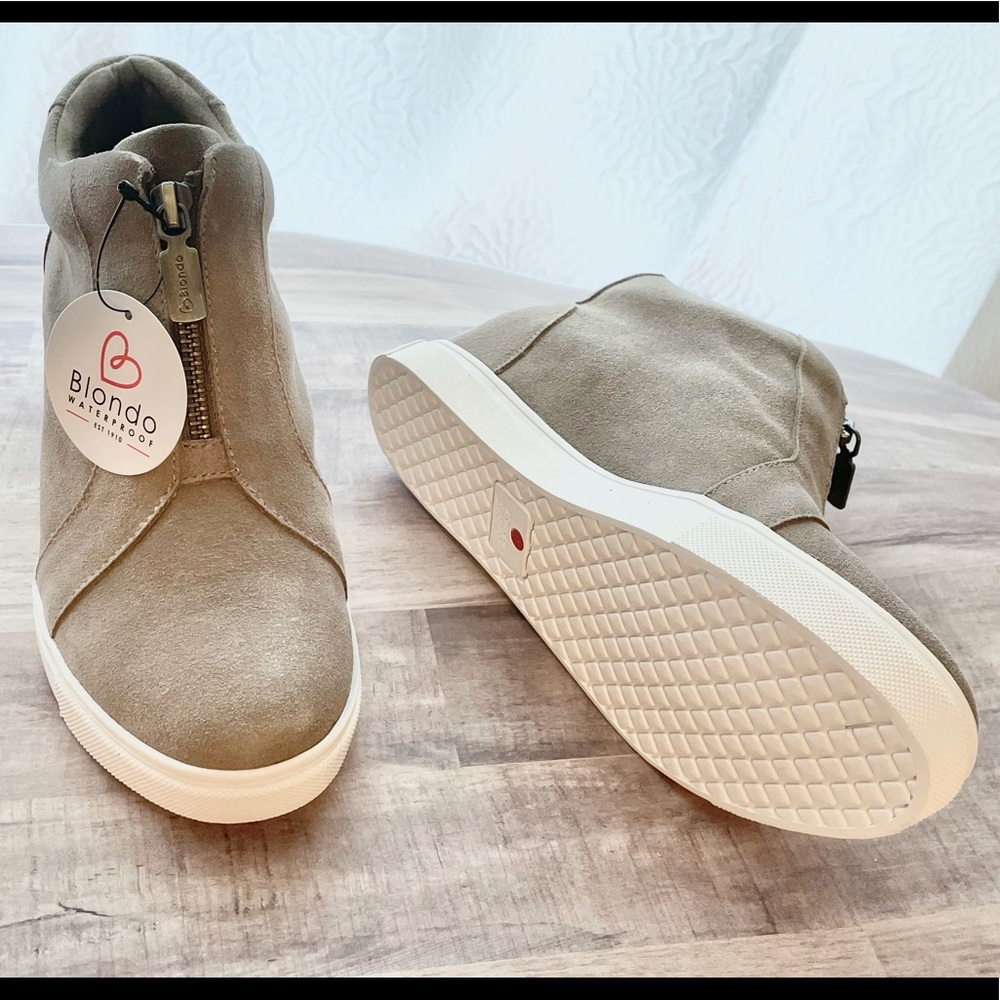 NWT Hidden wedge Blondo Sneaker